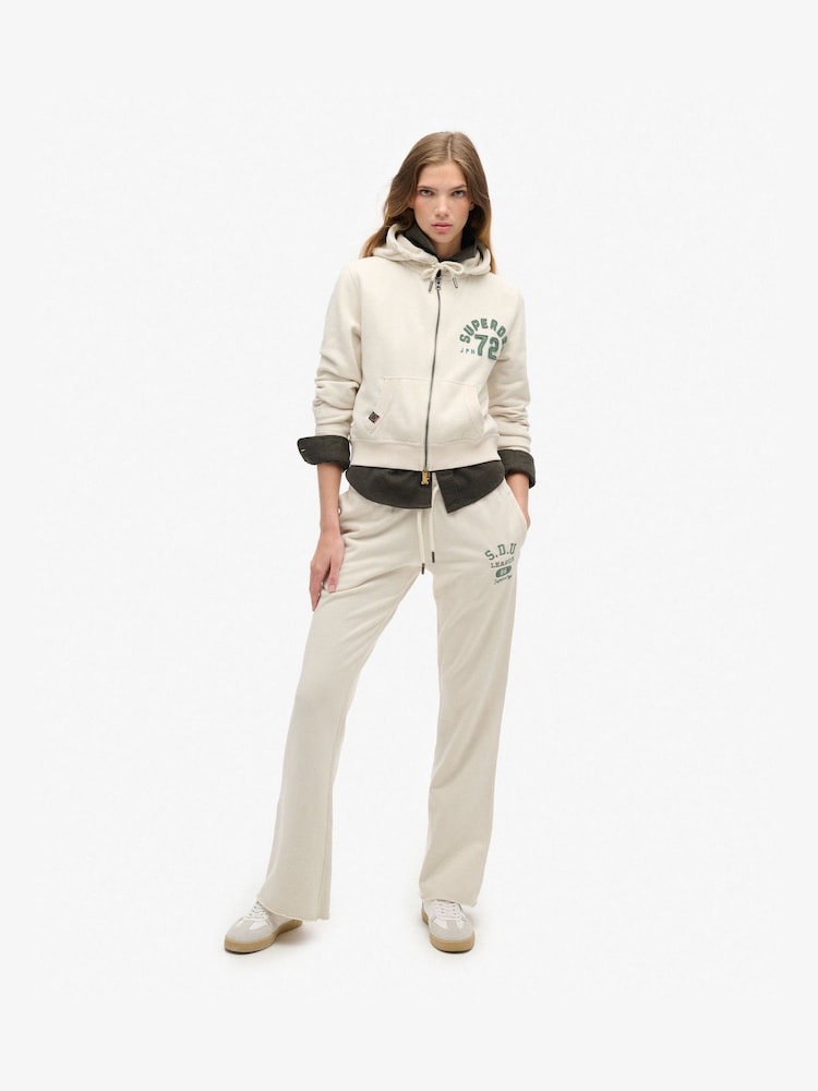 Tórtola crema - Pantalones de chándal básicos acampanados de tiro bajo de estilo atlético de 100 % algodón de Superdry - Imagen 1 de 5 Tórtola crema - Pantalones de chándal básicos acampanados de tiro bajo de estilo atlético de 100 % algodón de Superdry - Imagen 1 de 5