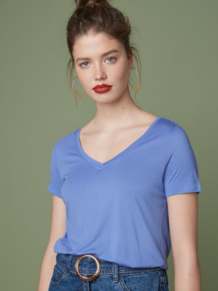 Blassblau - Lässiges T-Shirt mit V-Ausschnitt - Bild 1 von 4 Blassblau - Lässiges T-Shirt mit V-Ausschnitt - Bild 1 von 4