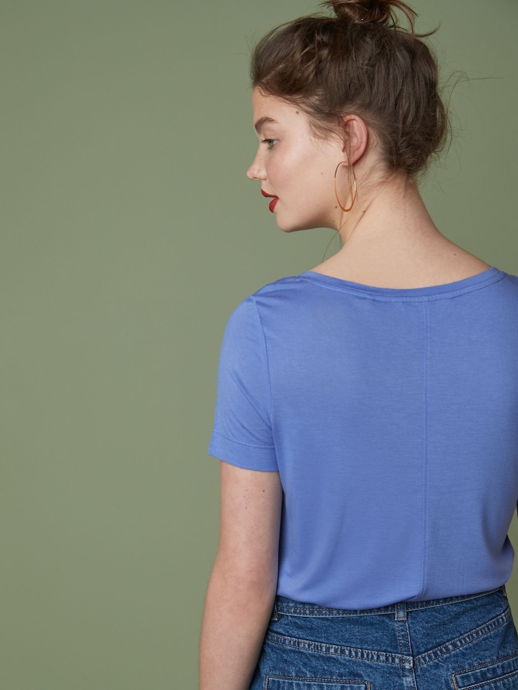 Blassblau - Lässiges T-Shirt mit V-Ausschnitt - Bild 2 von 4 Blassblau - Lässiges T-Shirt mit V-Ausschnitt - Bild 2 von 4