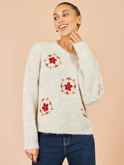 Crema - Suéter holgado con bordado de parche floral de Yumi - Imagen 2 de 5