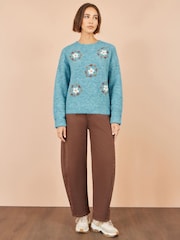 Azul - Suéter holgado con bordado de parche floral de Yumi - Imagen 2 de 5