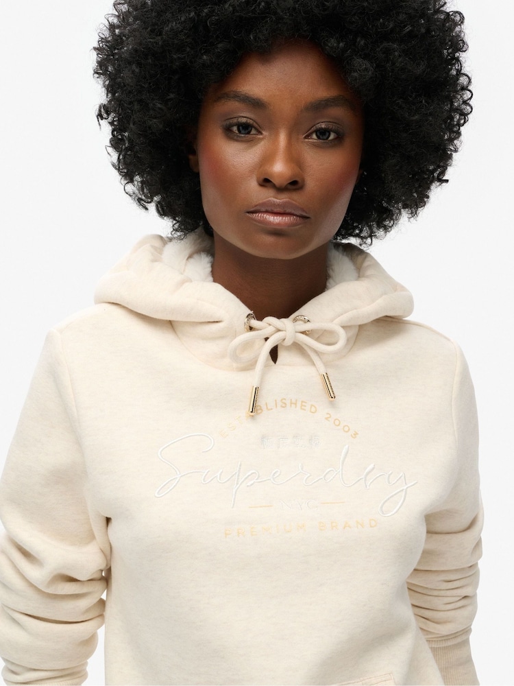 كريمي شوفاني بخيوط شاحبة - سترة هودي بشعار معدني Luxe من Superdry - صورة 2 من 4