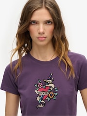 Hollín púrpura - Camiseta pequeña entallada con tatuajes y diamantes de imitación de 100% algodón de Superdry - Imagen 1 de 5