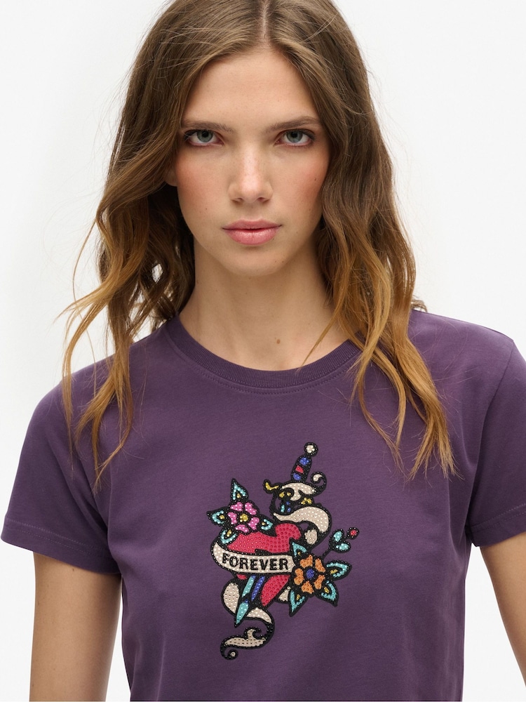 Hollín púrpura - Camiseta pequeña entallada con tatuajes y diamantes de imitación de 100% algodón de Superdry - Imagen 1 de 5
