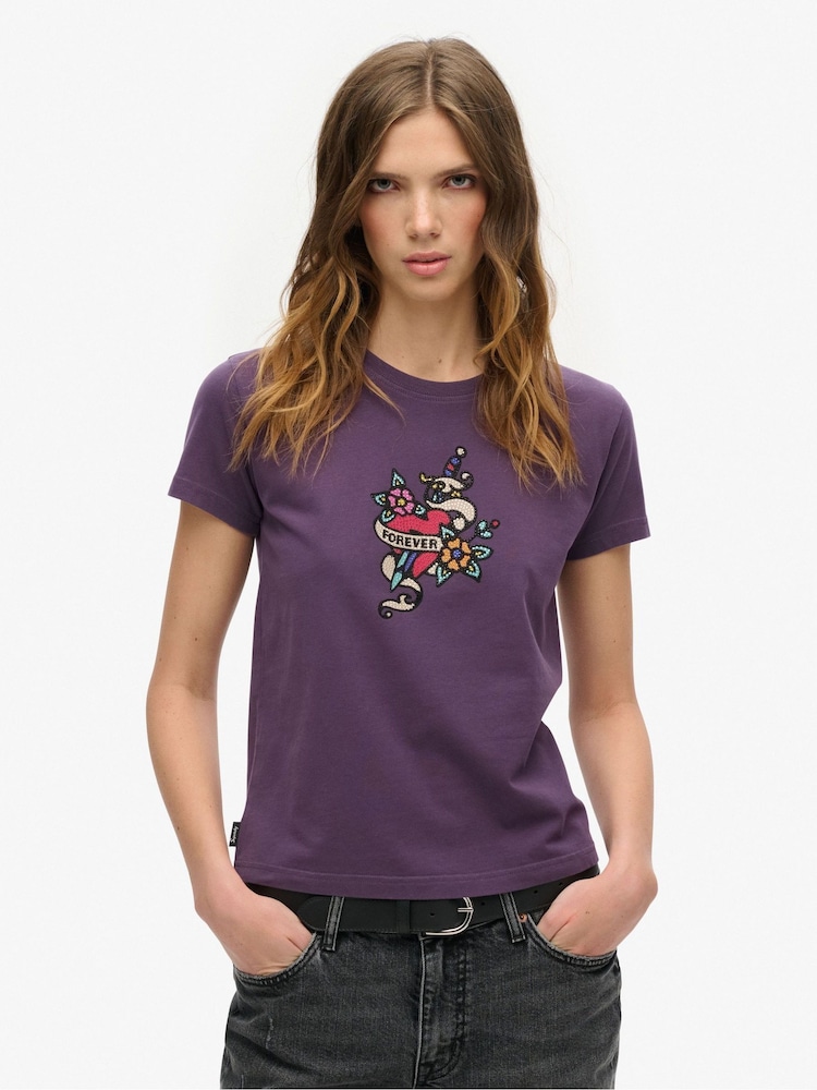 Hollín púrpura - Camiseta pequeña entallada con tatuajes y diamantes de imitación de 100% algodón de Superdry - Imagen 2 de 5