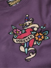 Hollín púrpura - Camiseta pequeña entallada con tatuajes y diamantes de imitación de 100% algodón de Superdry - Imagen 5 de 5