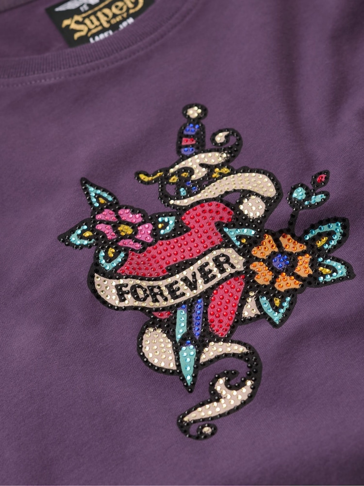 Hollín púrpura - Camiseta pequeña entallada con tatuajes y diamantes de imitación de 100% algodón de Superdry - Imagen 5 de 5
