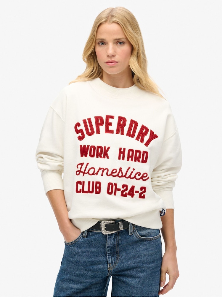 Off White - Superdry, בצבע אוף-וייט, סווטשירט בגזרה רפויה עם צווארון עגול ורקמה, %100 כותנה - Image 1 of 3