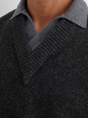 Reiss Charcoal Grey Corey Wool V-Neck Contrast-Collar Jumper - Image 4 of 6