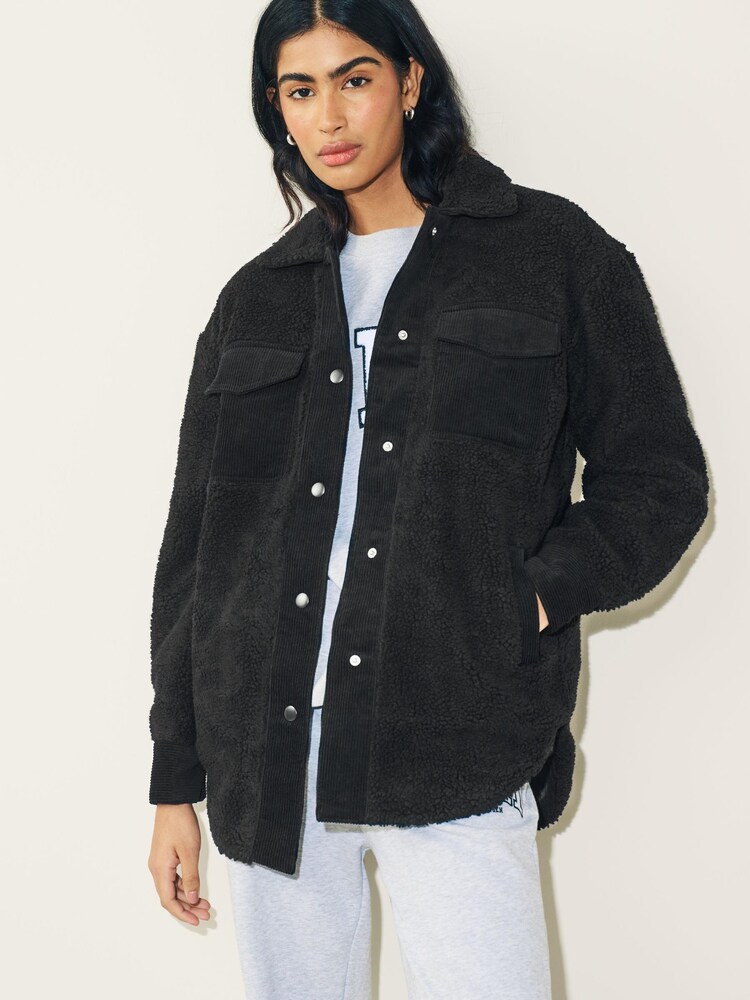 Schwarz - Cordjacke mit Teddyfleece und Taschendetail - Bild 1 von 7 Schwarz - Cordjacke mit Teddyfleece und Taschendetail - Bild 1 von 7