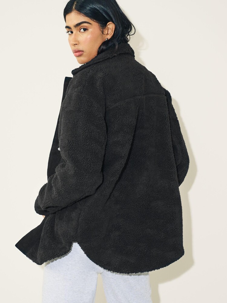 Schwarz - Cordjacke mit Teddyfleece und Taschendetail - Bild 2 von 7 Schwarz - Cordjacke mit Teddyfleece und Taschendetail - Bild 2 von 7