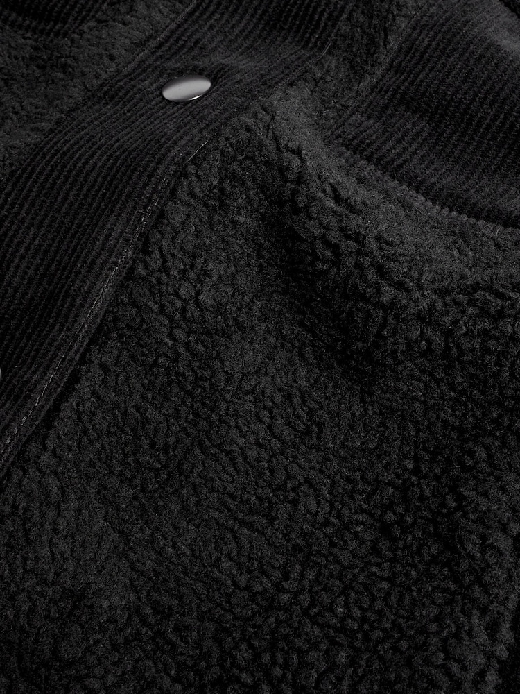 Schwarz - Cordjacke mit Teddyfleece und Taschendetail - Bild 7 von 7 Schwarz - Cordjacke mit Teddyfleece und Taschendetail - Bild 7 von 7