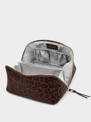 Estampa de animal marrom - Katie Loxton Soho Large Make Up / Wash Bag - Imagem 2 de 4