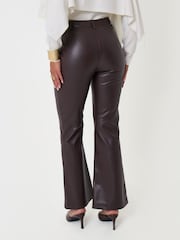חום - Threadbare מכנסי עור מלאכותי בגזרת מתרחבת - תמונה 3 מתוך 5