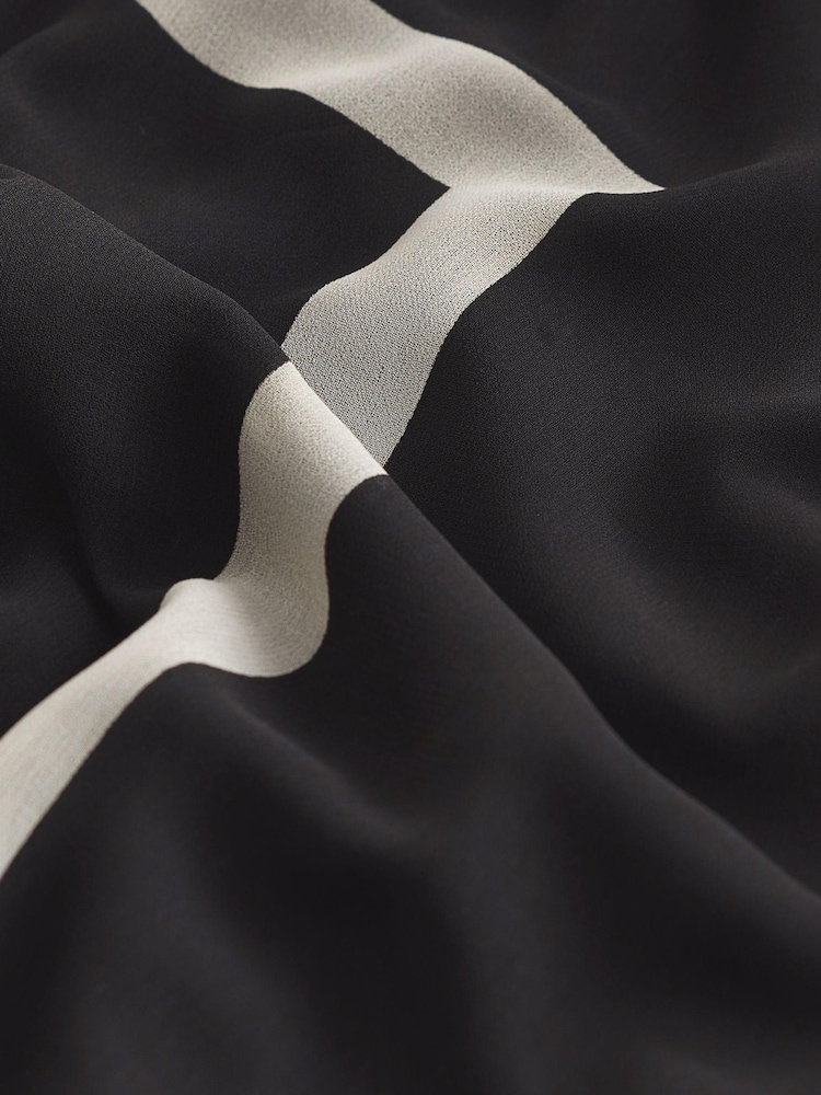 Schwarz/Weiß - Bedrucktes Hemdkleid mit Nieten auf der Brust - Bild 6 von 6 Schwarz/Weiß - Bedrucktes Hemdkleid mit Nieten auf der Brust - Bild 6 von 6