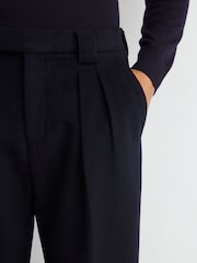 marine - Pantalons plissés Reiss Farrel en flanelle de laine en mélange, coupe décontractée - Image 4 sur 6