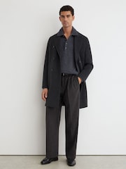 Gris de charbon de bois - Pantalons plissés Reiss Farrel en flanelle de laine en mélange, coupe décontractée - Image 1 sur 6