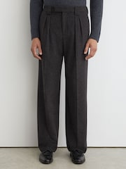 Gris de charbon de bois - Pantalons plissés Reiss Farrel en flanelle de laine en mélange, coupe décontractée - Image 3 sur 6