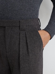 Gris de charbon de bois - Pantalons plissés Reiss Farrel en flanelle de laine en mélange, coupe décontractée - Image 4 sur 6