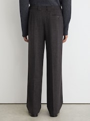 Gris de charbon de bois - Pantalons plissés Reiss Farrel en flanelle de laine en mélange, coupe décontractée - Image 5 sur 6