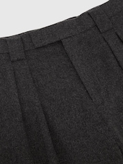 Gris de charbon de bois - Pantalons plissés Reiss Farrel en flanelle de laine en mélange, coupe décontractée - Image 6 sur 6