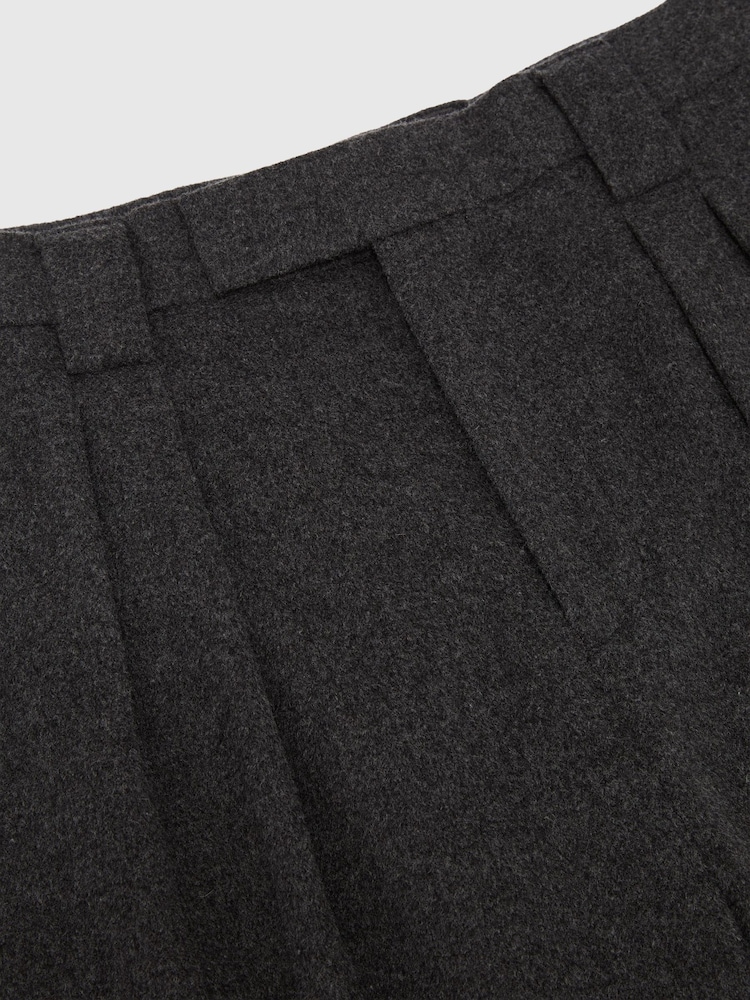 Gris de charbon de bois - Pantalons plissés Reiss Farrel en flanelle de laine en mélange, coupe décontractée - Image 6 sur 6