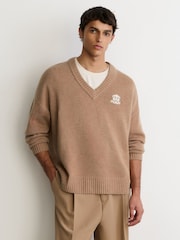 Reiss Jeremy Monogram Wool Relaxed V-Neck Jumper - Imagen 4 de 7