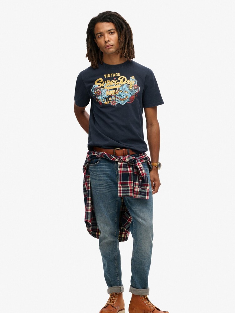Azul marino intenso - Camiseta de algodón 100 % con gráfico de Tokio de Superdry - Imagen 2 de 4 Azul marino intenso - Camiseta de algodón 100 % con gráfico de Tokio de Superdry - Imagen 2 de 4