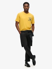 Gelb - Superdry Lo-Fi lockeres T-Shirt mit Biker-Grafik aus 100 % Baumwolle - Bild 2 von 5