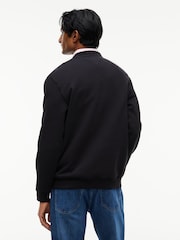 Juoda - Tommy Hilfiger Badge Fleece megztinis su apvalia kaklo dalimi - 2 paveikslėlis iš 5