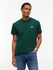 أخضر داكن - تي شيرت بشارة بلون واحد بياقة بحافة مستديرة من Tommy Jeans - صورة 1 من 5