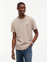 بيج - تي شيرت بشارة بلون واحد بياقة بحافة مستديرة من Tommy Jeans - صورة 1 من 5