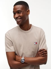بيج - تي شيرت بشارة بلون واحد بياقة بحافة مستديرة من Tommy Jeans - صورة 2 من 5