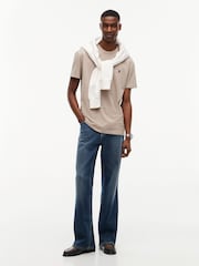 بيج - تي شيرت بشارة بلون واحد بياقة بحافة مستديرة من Tommy Jeans - صورة 4 من 5