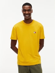 أصفر مسطردة - تي شيرت بشارة بلون واحد بياقة بحافة مستديرة من Tommy Jeans - صورة 1 من 5