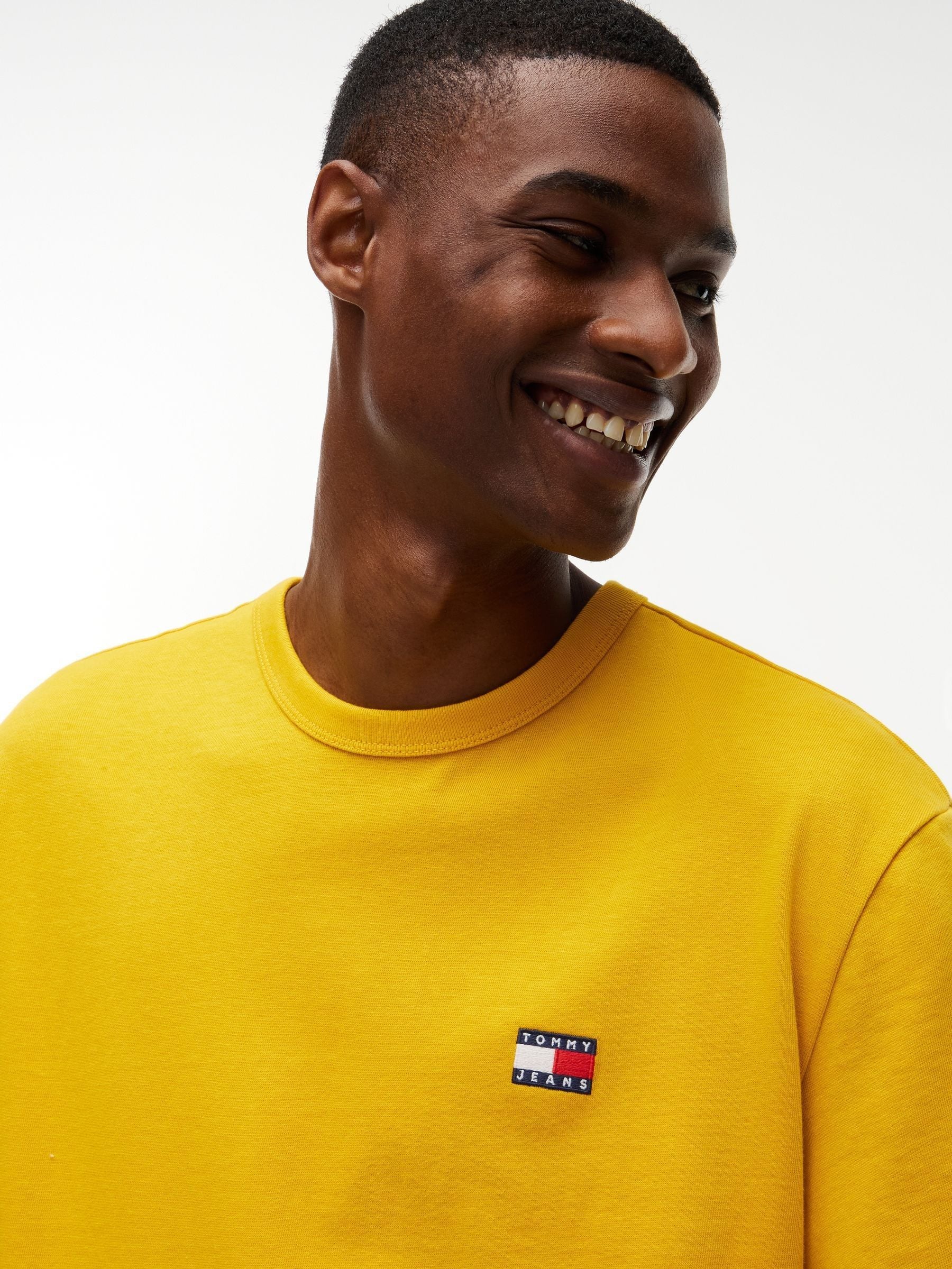 Next：日本 マスタードイエロー - Tommy Jeans 同系色バッジ クルー