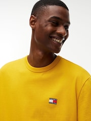 أصفر مسطردة - تي شيرت بشارة بلون واحد بياقة بحافة مستديرة من Tommy Jeans - صورة 4 من 5