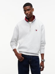אפור - Tommy Hilfiger סווטשירט בגזרה נינוחה עם רבע רוכסן ועיטור טלאי - תמונה 1 מתוך 5