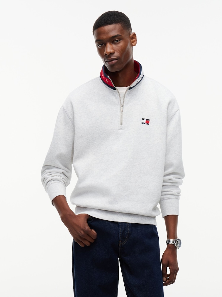אפור - Tommy Hilfiger סווטשירט בגזרה נינוחה עם רבע רוכסן ועיטור טלאי - תמונה 1 מתוך 5 אפור - Tommy Hilfiger סווטשירט בגזרה נינוחה עם רבע רוכסן ועיטור טלאי - תמונה 1 מתוך 5