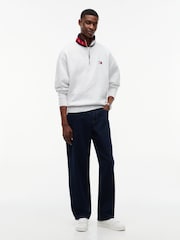 אפור - Tommy Hilfiger סווטשירט בגזרה נינוחה עם רבע רוכסן ועיטור טלאי - תמונה 3 מתוך 5