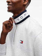 אפור - Tommy Hilfiger סווטשירט בגזרה נינוחה עם רבע רוכסן ועיטור טלאי - תמונה 4 מתוך 5