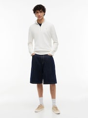 Белый - Легкий узкий джемпер с короткой молнией и логотипом Tommy Hilfiger - Изображение 3 5