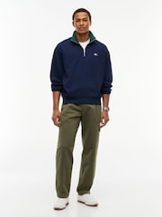 כחול  - Tommy Hilfiger סווטשירט בגזרה נינוחה עם רבע רוכסן ועיטור טלאי - תמונה 3 מתוך 5