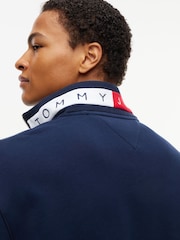 כחול  - Tommy Hilfiger סווטשירט בגזרה נינוחה עם רבע רוכסן ועיטור טלאי - תמונה 4 מתוך 5
