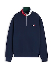 כחול  - Tommy Hilfiger סווטשירט בגזרה נינוחה עם רבע רוכסן ועיטור טלאי - תמונה 5 מתוך 5