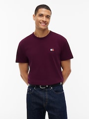 أحمر - تي شيرت بشارة بلون واحد بياقة بحافة مستديرة من Tommy Jeans - صورة 1 من 5