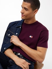 أحمر - تي شيرت بشارة بلون واحد بياقة بحافة مستديرة من Tommy Jeans - صورة 4 من 5