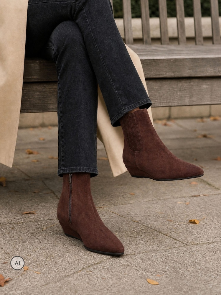 rjava - Novo Klarissa Low Wedge Chisel Toe Chelsea Ankle Boots - Slika 1 iz 6