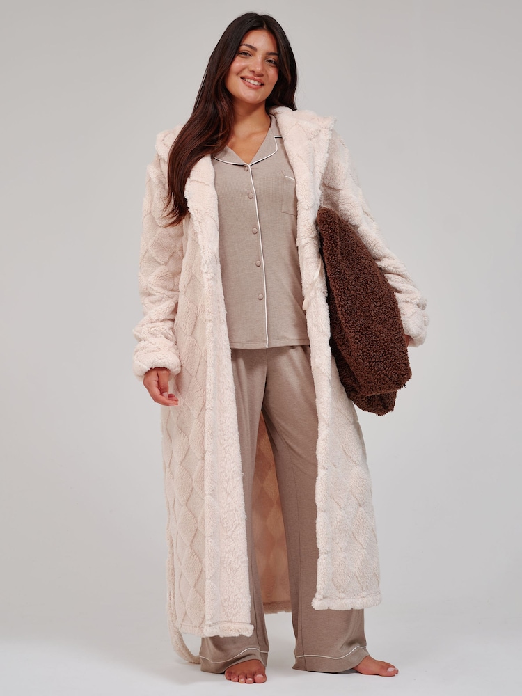Loungeable Cream Diamond Luxury Plush Fleece Maxi Hooded Dressing Gown - Image 5 of 5 Loungeable Cream Diamond Luxury Plush Fleece Maxi Hooded Dressing Gown - Image 5 of 5