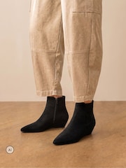 črna - Novo Klarissa Low Wedge Chisel Toe Chelsea Ankle Boots - Slika 1 iz 6